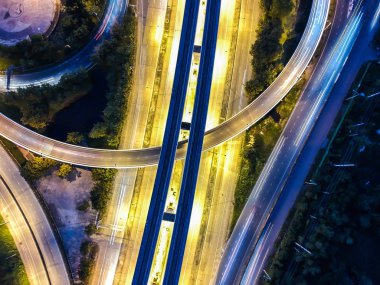 Gece trafik kavşağa şehir araba hareket kuş bakışı