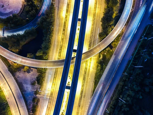 Gece trafik kavşağa şehir araba hareket kuş bakışı