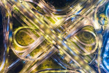 Araba medern şehir Junction gece trafik ışığı hareketi