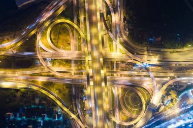 Araba medern şehir Junction gece trafik ışığı hareketi