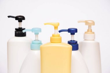 Beyaz arka plan üzerinde Kozmetik şişe koleksiyonu ayarla