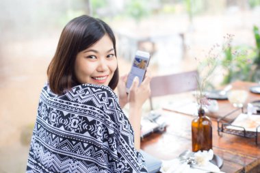 Kadınlar cep telefonu kafede manifatura mesaj rea görünümü boş ekran için kullanın