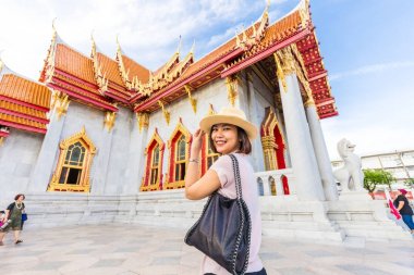 Mermer Tapınağı'nda seyahat ve Bangkok, Tayland gülümseyen şapkalı kadınlar