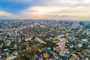 Bangkok cityscape birçok modern bina günbatımı alacakaranlık, Tayland