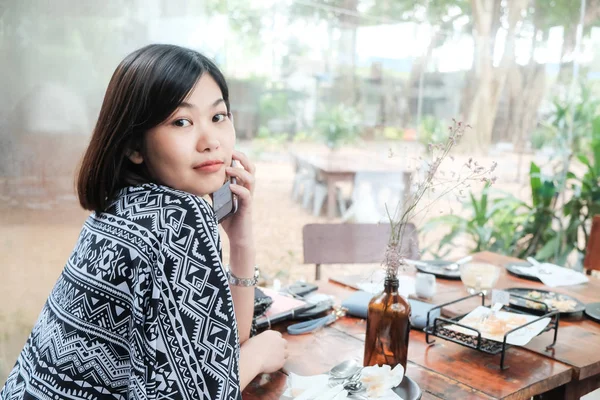 Zakelijke Aziatische Vrouwen Gezellige Jurk Mobiele Telefoon Gebruiken Café — Stockfoto