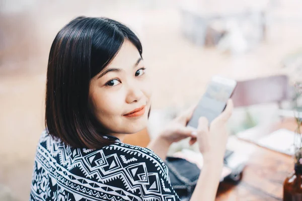 Business Asian Women Use Smartphone While Sitting Vintage Coffee Shop — Stock Photo, Image