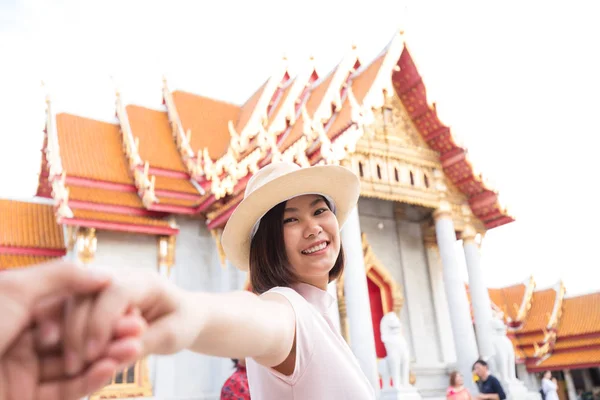 Азиатские Туристки Шляпе Ведущих Мужчин Рука Путешествовать Мраморном Храме Таиланд — стоковое фото