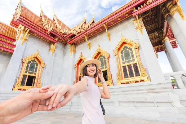 Las Mujeres Turísticas Asiáticas Sombrero Que Llevan Mano Del Hombre — Foto de Stock