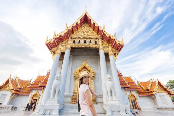 Mulheres Com Chapéu Viajando Templo Mármore Sorrindo Bangkok Tailândia — Fotografia de Stock