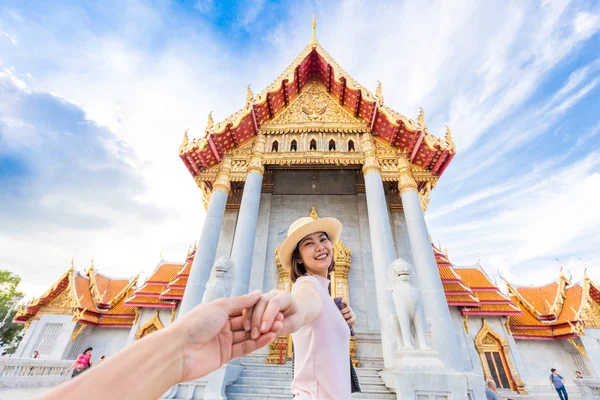 Asijské Turistické Žen Klobouku Vede Ruku Člověka Cestování Honosném Chrámu — Stock fotografie