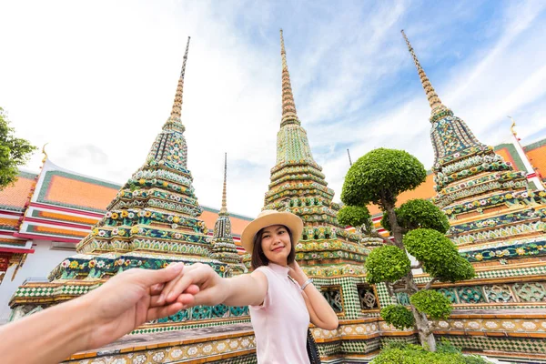 Turistické Ženy Kloboukem Vede Člověka Cestování Chrámu Wat Pho Pagoda — Stock fotografie