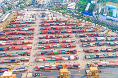 Konteyner gemisi ithalat ihracat ve iş crane tarafından lojistik bak görünümü, havadan görünümü liman için Limanı kargo nakliye