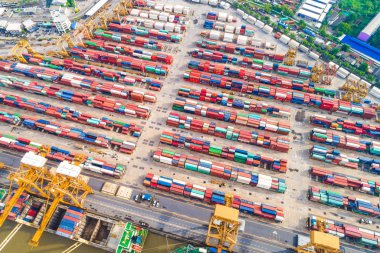 Konteyner gemisi ithalat ihracat ve iş crane tarafından lojistik bak görünümü, havadan görünümü liman için Limanı kargo nakliye