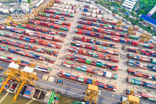 Konteyner gemisi ithalat ihracat ve iş crane tarafından lojistik bak görünümü, havadan görünümü liman için Limanı kargo nakliye