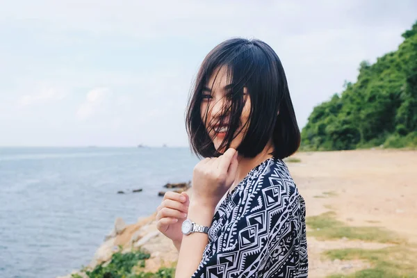 Kobiety Plaży Nosić Koszulę Hipster Uśmiechając Się Kamery — Zdjęcie stockowe