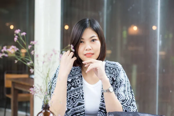Beautiful Asian Women Sitting Coffeeshop Flower Portrait Pretty Women — Stock Photo, Image
