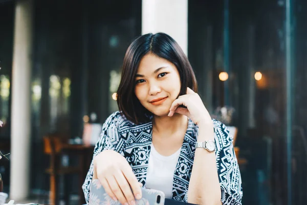 Fiatal ázsiai mosolygós boldog nő portréja — Stock Fotó