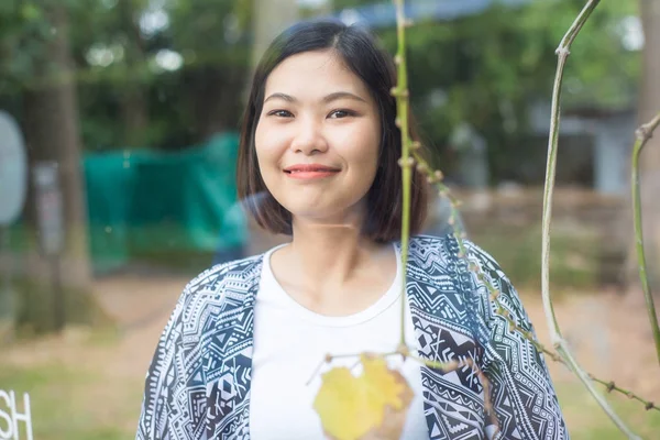 Портрет молодой азиатки, улыбающейся счастливой женщине — стоковое фото