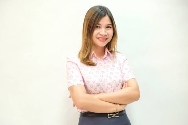 Gülümseyen Asyalı ofis çalışanı kadın beyaz arka planda izole edilmiş.