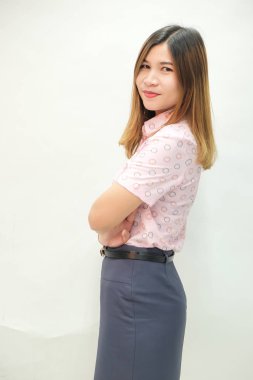 Beyaz arka plan üzerinde izole gülümseyen Asya ofis işçi kadınlar