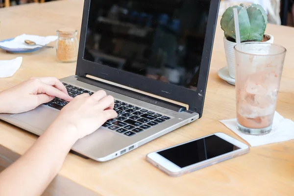 Молодые Женщины Азиатского Бизнеса Использовать Ноутбук Мобильный Телефон Кафе Бизнес — стоковое фото