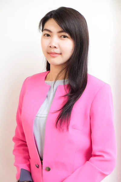 Business Asiatiska Kvinnor Bära Rosa Kostym Stående Isolerad Vit Bakgrund — Stockfoto
