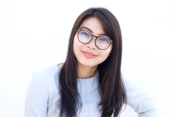 ビジネス アジア メガネ白い背景に笑顔の女性 — ストック写真