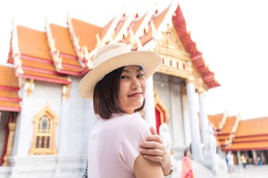 Asya turist kadın seyahat hoş geldiniz Mermer Tapınak Bangkok Tayland at