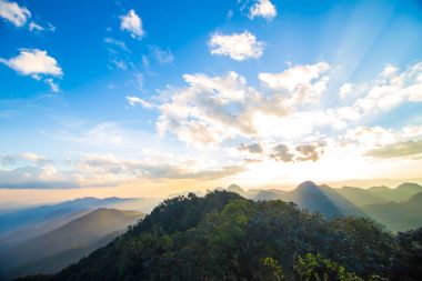 Siluet günbatımı dağ coulorful gökyüzü clou ile tepesinde