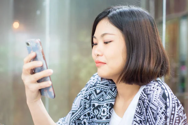 Красивые Молодые Хипстеры Азиатские Женщины Используют Приложение Отправить Сообщение Мобильный — стоковое фото