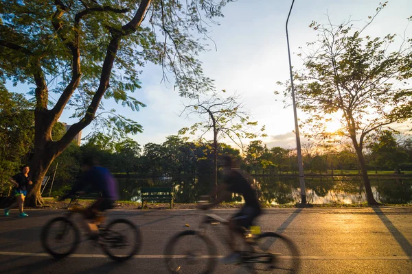 公共の公園がぼやけ動きで自転車に乗る人 — ストック写真