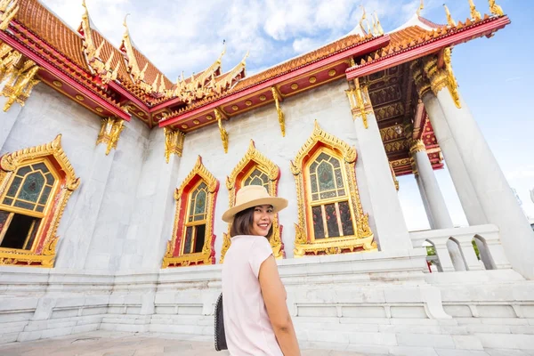 Asia Turismo Mujeres Viaje Bienvenida Mármol Templo Bangkok Tailandia — Foto de Stock