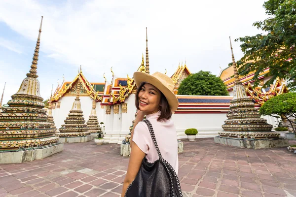 Туристические Женщины Шляпе Знак Следуйте Мной Путешествия Храме Бангкока Таиланд — стоковое фото