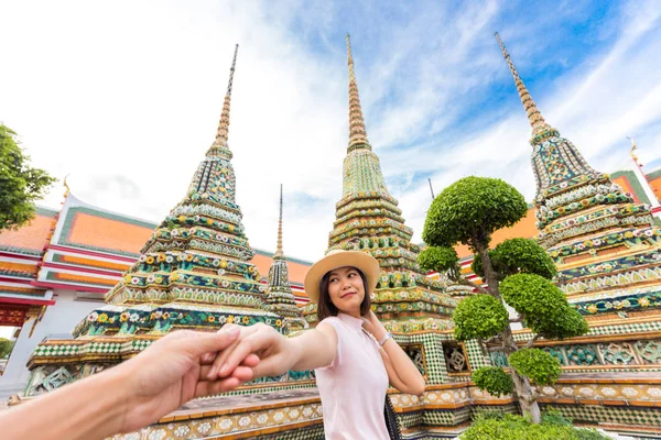 Tourist women with hat sign follow me for travel in temple — Stock Photo, Image