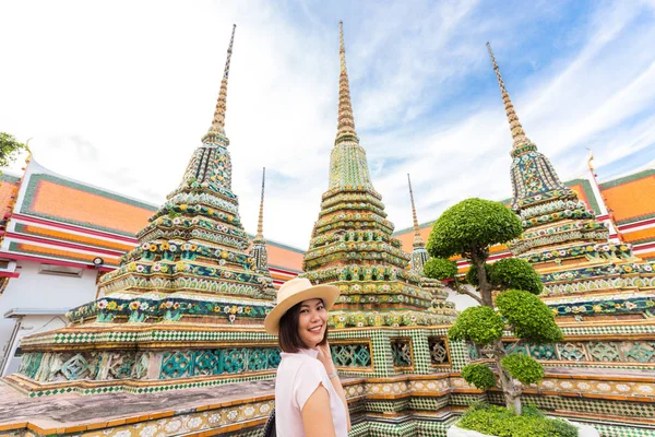 Туристические женщины в шляпе знак следовать за мной для путешествия в храме — стоковое фото