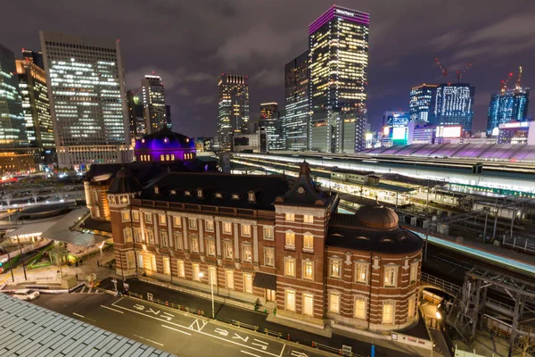 Gare de Tokyo la nuit dans le quartier des affaires de Marunouchi — Photo