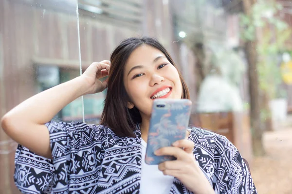아름 다운 젊은 hipster 아시아 여자를 보내 응용 프로그램을 사용 하 여 — 스톡 사진