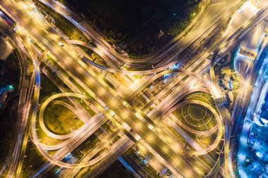 Yolu gece trafik hızlı üstten görünüm yol roundabout