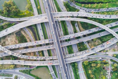 Yeşil ağaç Kavsagi yol olan trafik daire ekspres yol