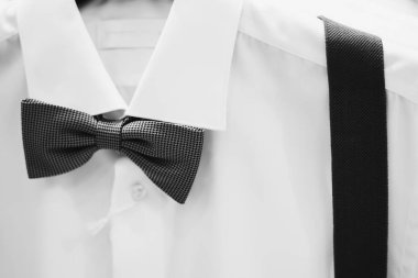 Dükkanda karanlık papyon ile beyaz gömlek