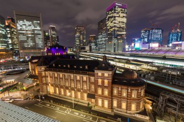 Marunouchi iş bölgesi, Chiyoda, Tokyo Japonya gece Tokyo tren istasyonu
