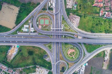 Otoyol trafik Kavşağı yol yeşil ağaç tarafından çevrili 