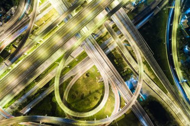 Yolu gece trafik hızlı üstten görünüm yol roundabout