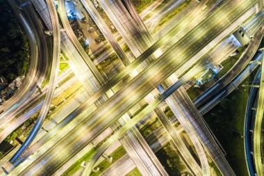 Yolu gece trafik hızlı üstten görünüm yol roundabout