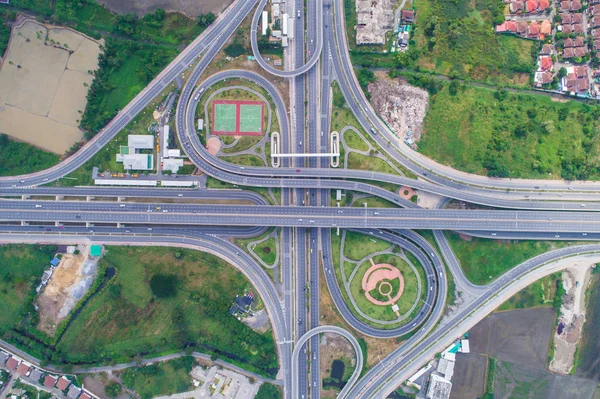 Snelweg verkeer kruispunt weg omgeven door groene boom — Stockfoto