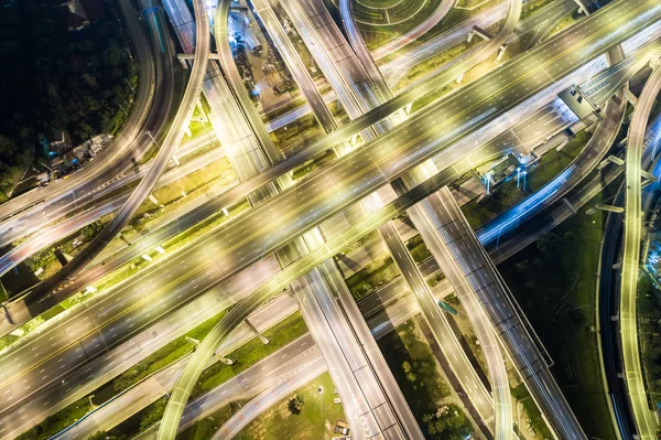 Havadan görünümü gece trafik otoyol hareketi taşıma araba ışık