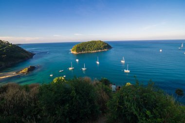 Mountan Adası ve beyaz tekne, Phuket Tayland ile deniz manzara