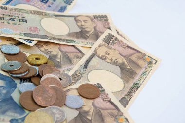 Beyaz arka plan üzerinde izole sikke ile Japonca bin para birimi