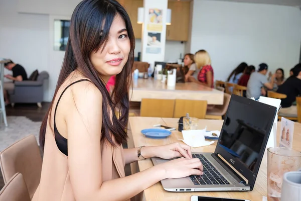 Jonge Zakelijke Aziatische Vrouwen Gebruiken Laptop Mobiele Telefoon Coffeeshop Technologie — Stockfoto