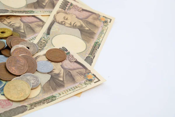 日本千币与硬币在白色背景下分离 — 图库照片
